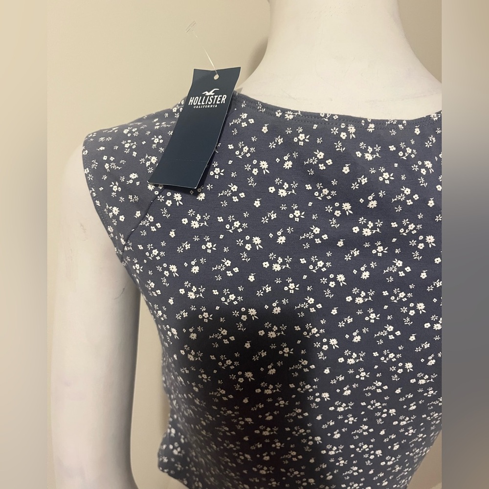Hollister Navy Floral Crop Top - Picture 5 of 11